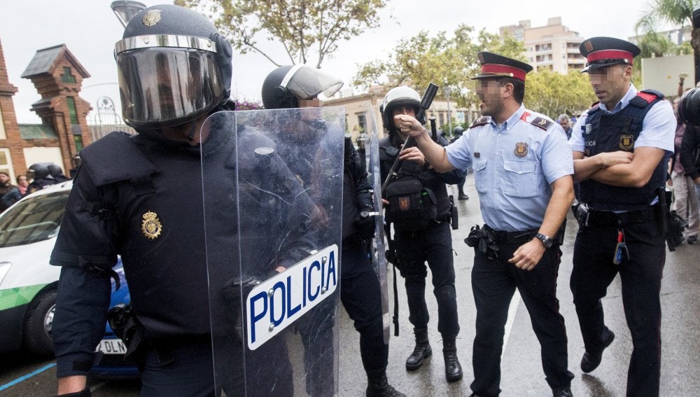 Agentes antidisturbios de la Policía Nacional y de los Mossos d' Esquadra 