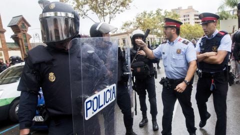 Agentes antidisturbios de la Polic&iacute;a Nacional y de los Mossos d' Esquadra