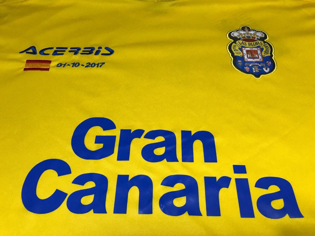 La UD Las Palmas lucirá una bandera de España en su camiseta en el partido ante el Barcelona en el Camp Nou La UD Las Palmas lucirá una bandera de España en su camiseta en el partido ante el Barcelona en el Camp Nou