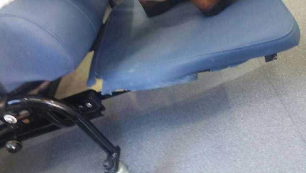 Sofa roto en su reposapiés en la residencia de la tercera edad de Altabix
