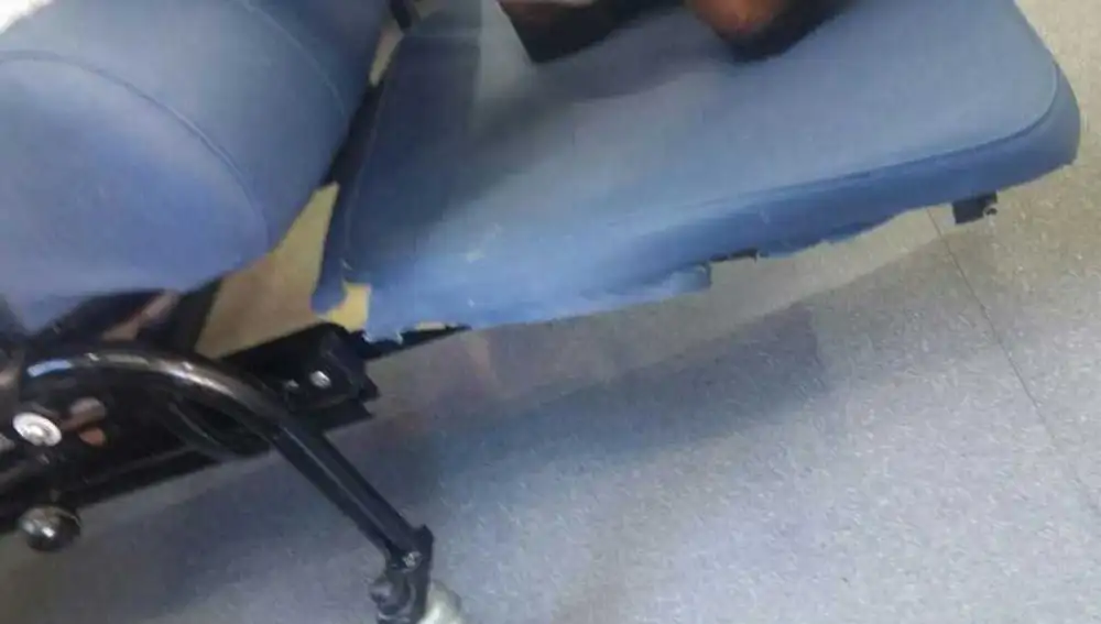 Sofa roto en su reposapiés en la residencia de la tercera edad de Altabix Sofa roto en su reposapiés en la residencia de la tercera edad de Altabix