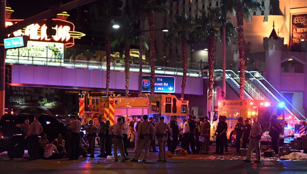 Efectivos policiales en las inmediaciones del Mandalay Bay Casino (Las Vegas)