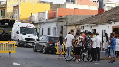 La Policía Nacional y la Unidad Militar de Emergencias (UME) durante una operación en una vivienda de Dos Hermanas (Sevilla) La Policía Nacional y la Unidad Militar de Emergencias (UME) durante una operación en una vivienda de Dos Hermanas (Sevilla)