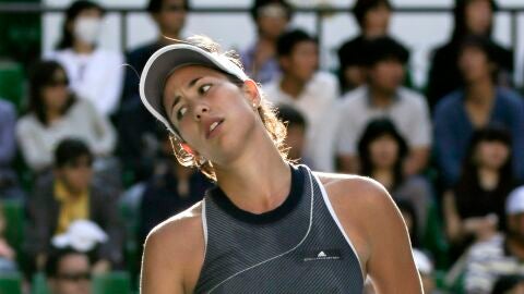 Garbi&ntilde;e Muguruza se lamenta en un partido