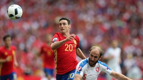 Aduriz pelea un bal&oacute;n en un partido con la selecci&oacute;n espa&ntilde;ola