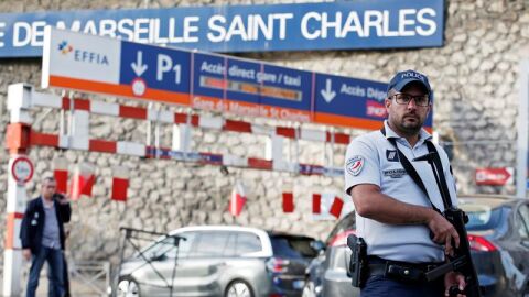 Polic&iacute;a francesa en el lugar del atentado