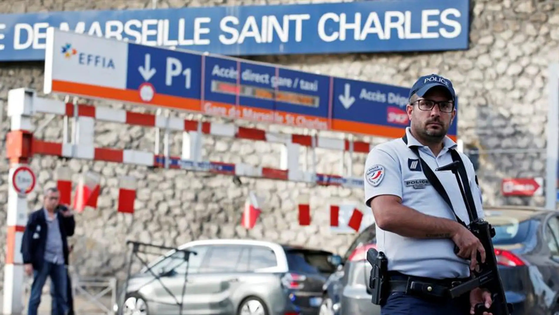 Policía francesa en el lugar del atentado
