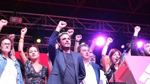 Alberto Garz&oacute;n en la fiesta del PCE