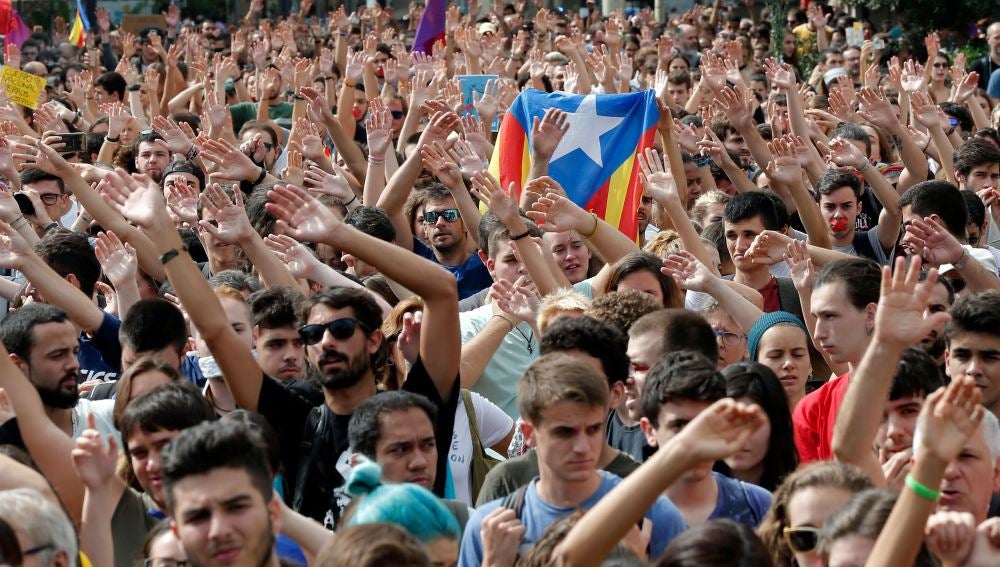 Estudiantes se manifiestan en Plaza Cataluña, en Barcelona