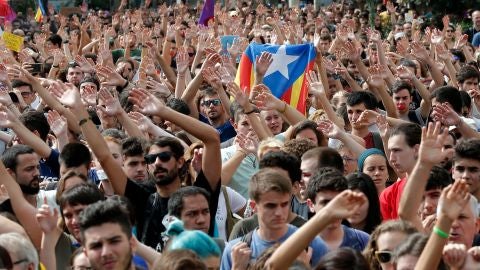 Estudiantes se manifiestan en Plaza Catalu&ntilde;a, en Barcelona