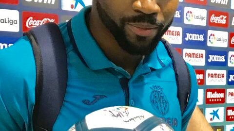 Bakambu, con el bal&oacute;n del triplete