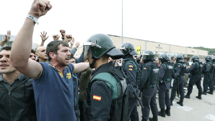 Guardias civiles durante el refer&eacute;ndum del 1-O