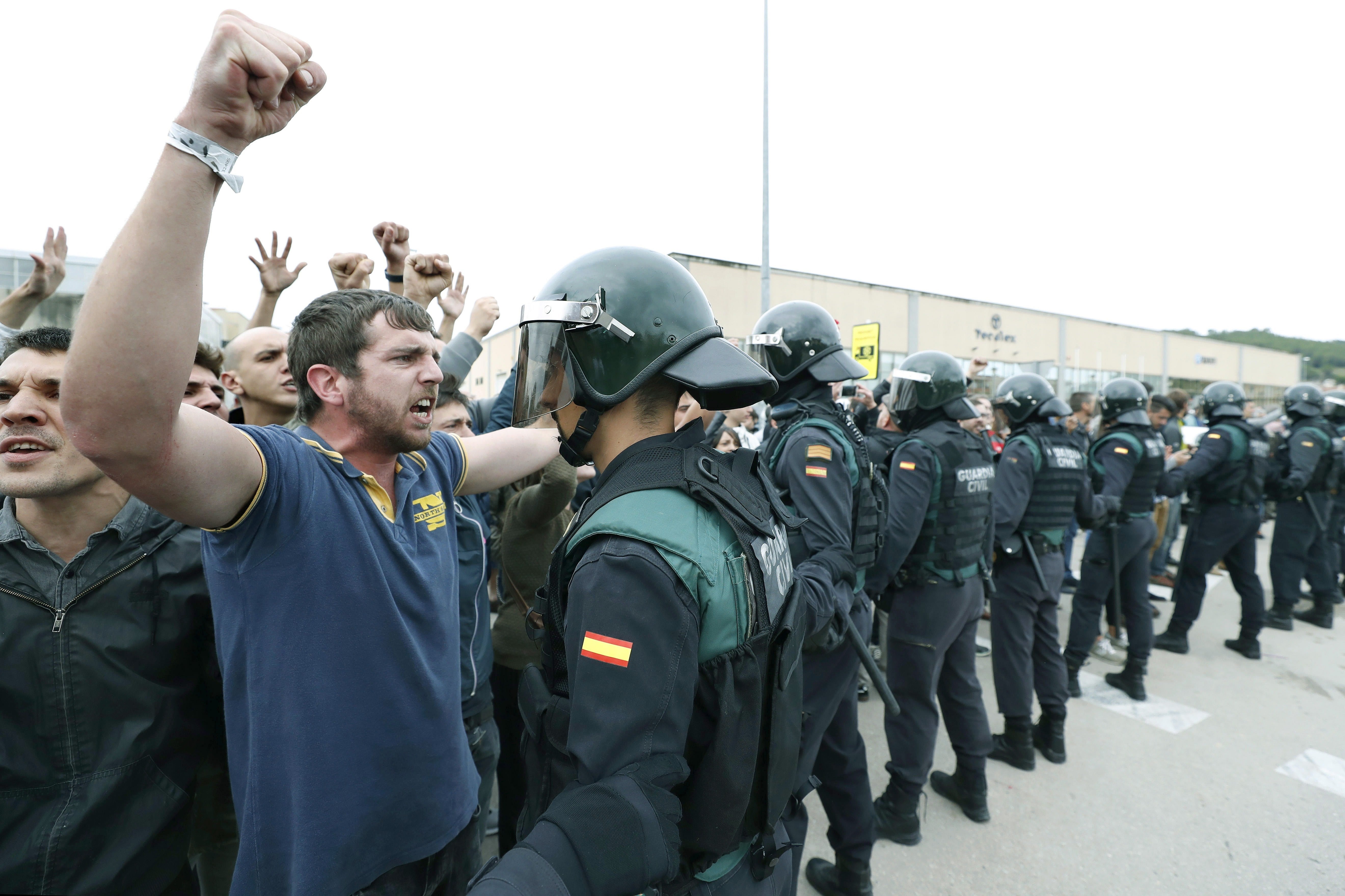 Coordinador en Cataluña de Guardias Civiles: "Nuestros hijos llegan llorando del instituto y del colegio" Coordinador en Cataluña de Guardias Civiles: "Nuestros hijos llegan llorando del instituto y del colegio"