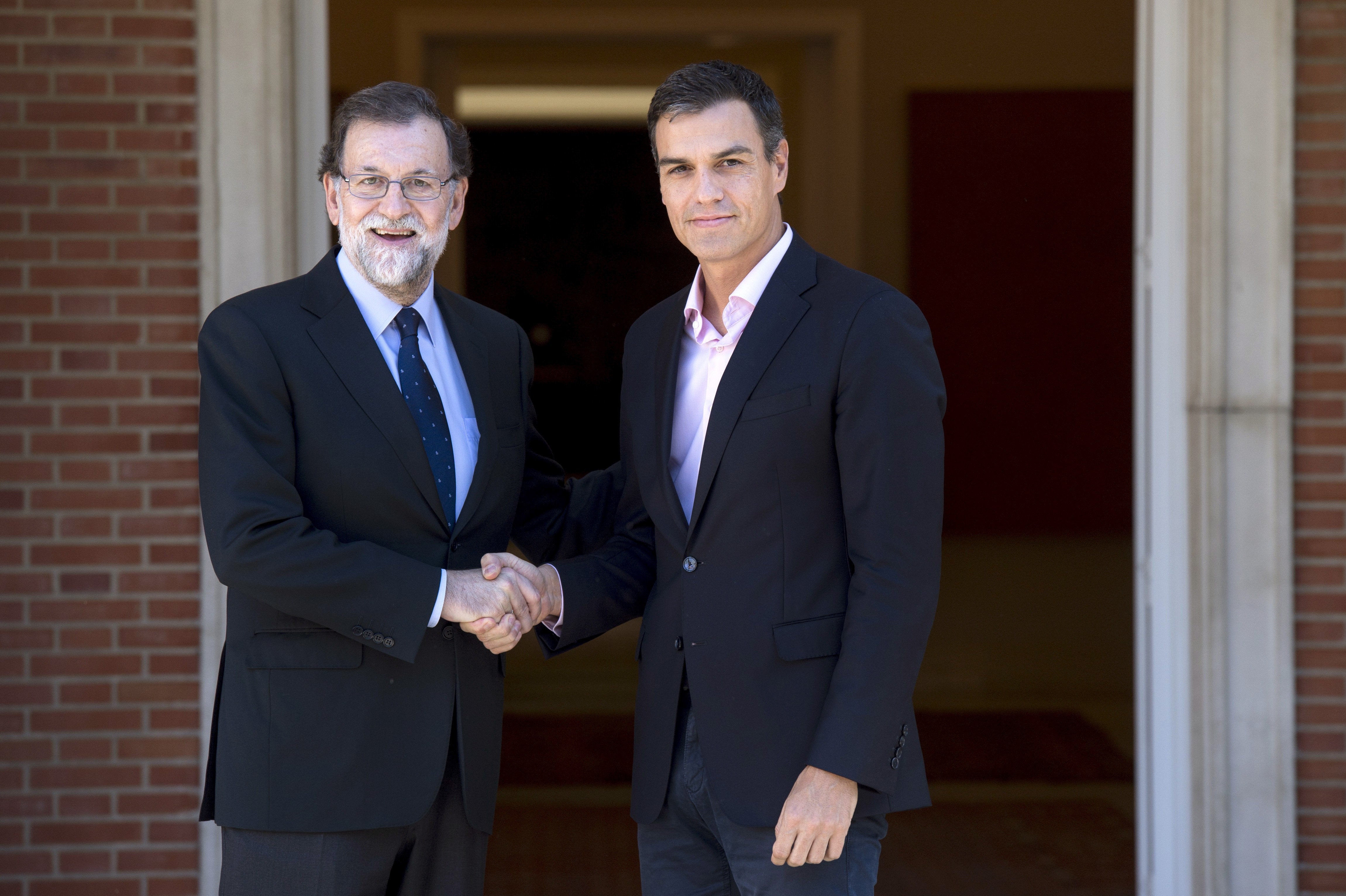 Pedro Sánchez traslada a Rajoy que mantiene su apoyo al Ejecutivo en la defensa del Estado de Derecho Pedro Sánchez traslada a Rajoy que mantiene su apoyo al Ejecutivo en la defensa del Estado de Derecho