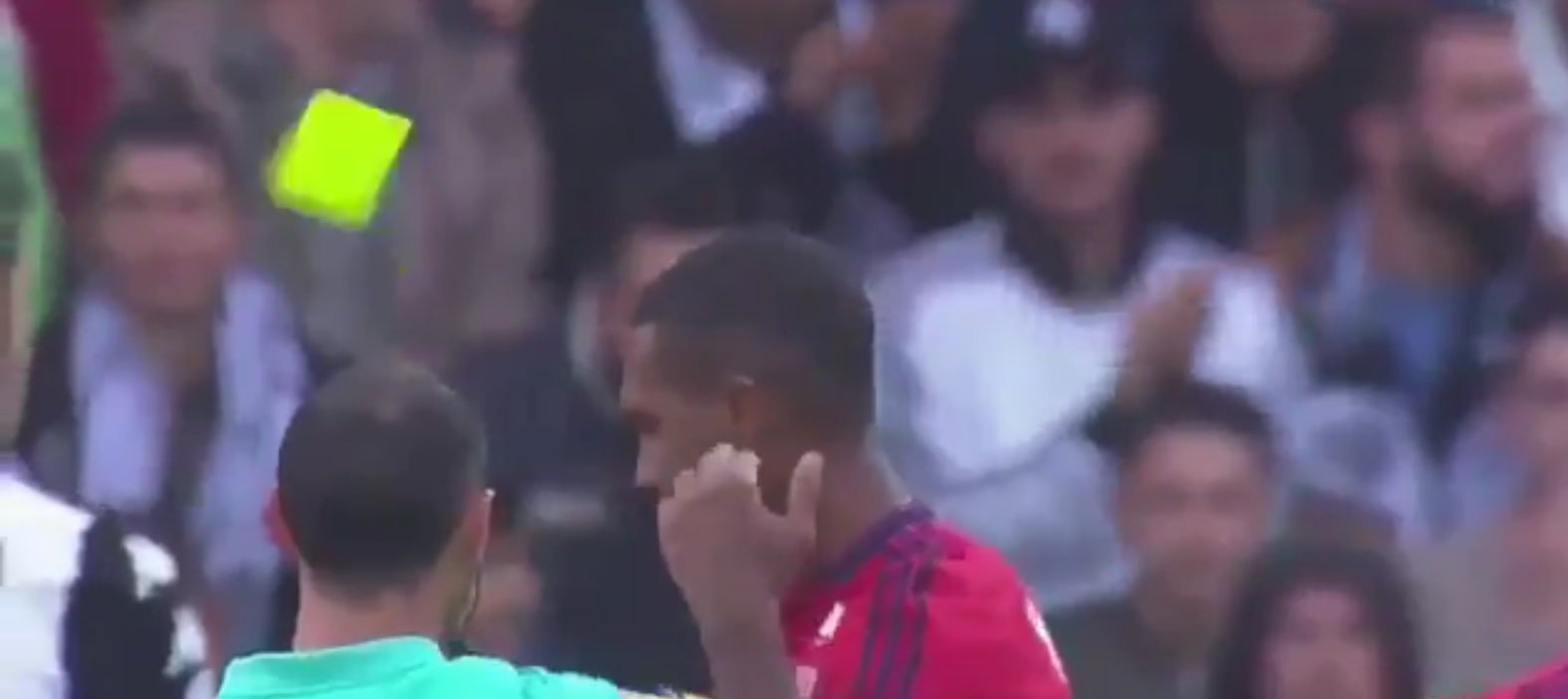 Un jugador del Lyon sufre una de las expulsiones más absurdas de la historia Un jugador del Lyon sufre una de las expulsiones más absurdas de la historia
