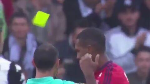 Un jugador del Lyon sufre una de las expulsiones m&aacute;s absurdas de la historia