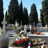 El Día de los Santos se producen numerosas visitas a los cementerios.