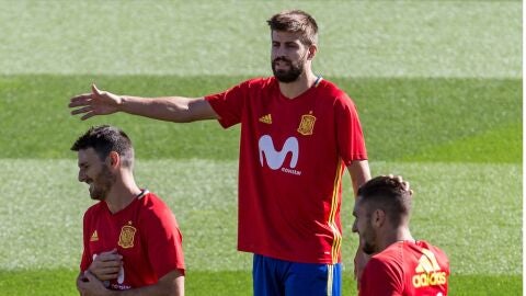 Gerard Piqu&eacute; se entrena con la selecci&oacute;n espa&ntilde;ola de f&uacute;tbol