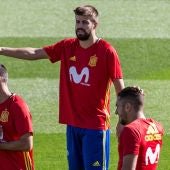 Gerard Piqué se entrena con la selección española de fútbol