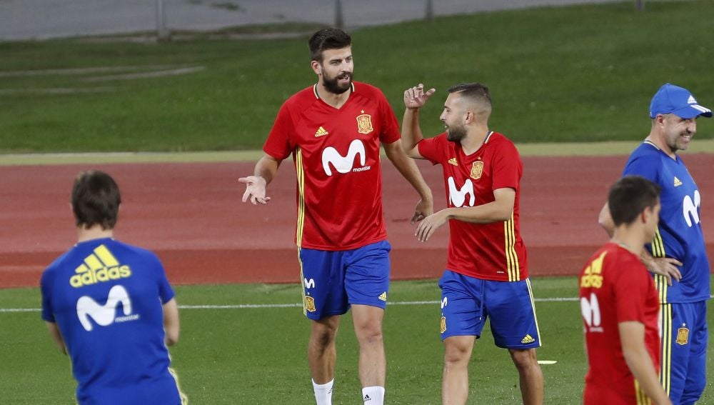 Gerard Piqué y Jordi Alba bromean en el entrenamiento con la Selección