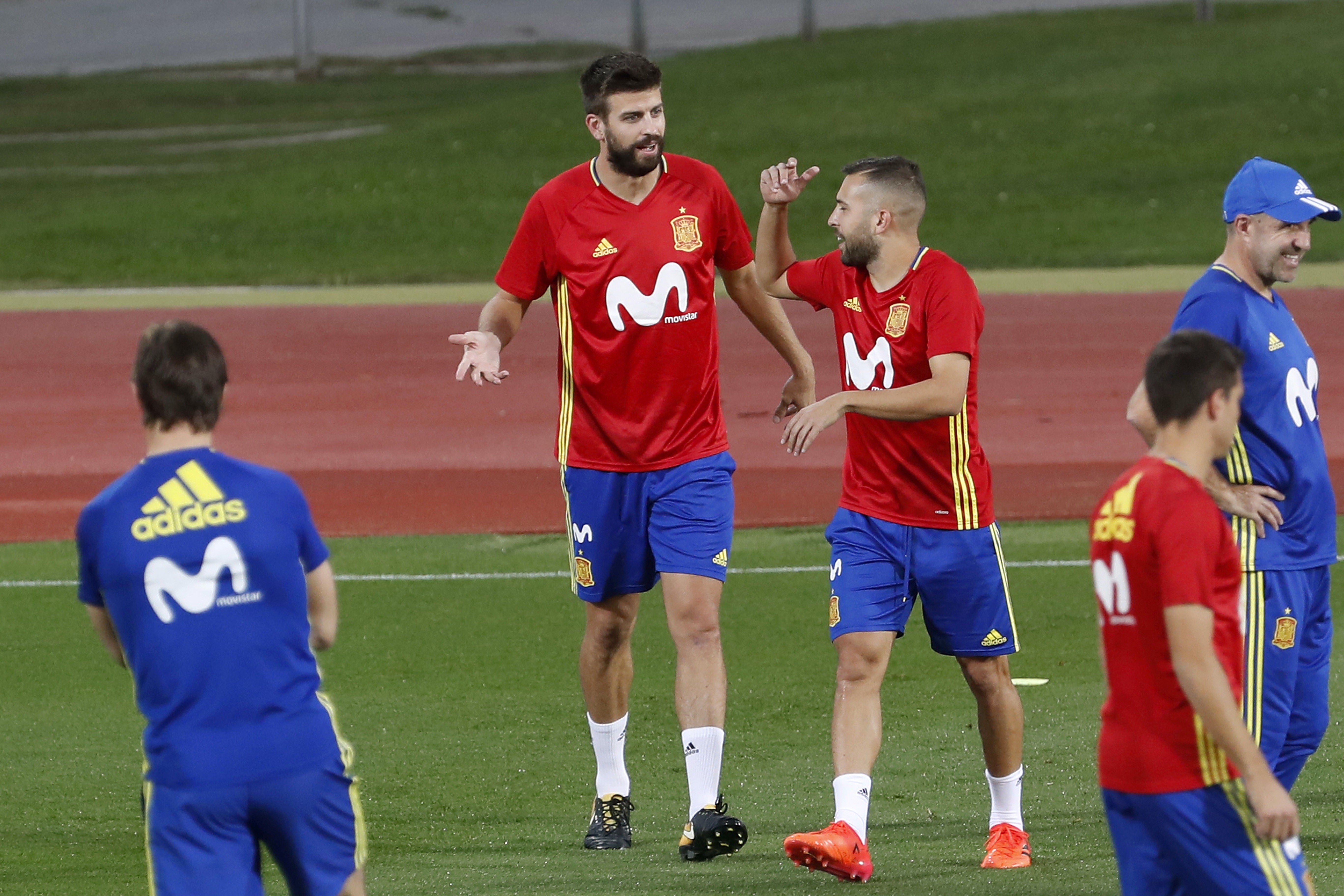 Aplausos para Piqué en el entrenamiento de la Selección en el Rico Pérez Aplausos para Piqué en el entrenamiento de la Selección en el Rico Pérez