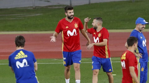 Gerard Piqu&eacute; y Jordi Alba bromean en el entrenamiento con la Selecci&oacute;n