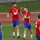 Gerard Piqué y Jordi Alba bromean en el entrenamiento con la Selección