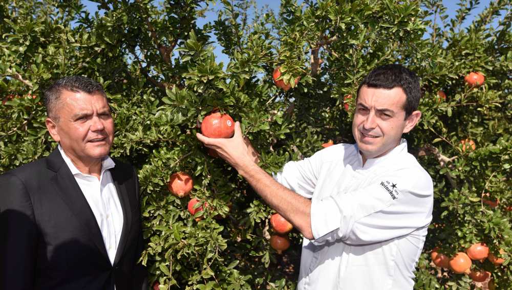 El chef Ricard Camarena junto a Francisco Oliva, presidente de la DOP Granada Mollar