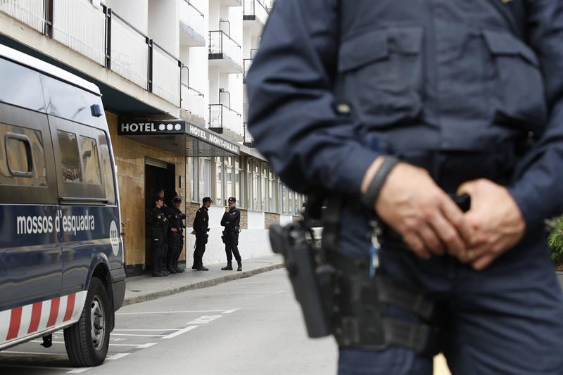 Los Mossos identifican a 14 personas que planeaban retirar lazos amarillos Los Mossos identifican a 14 personas que planeaban retirar lazos amarillos