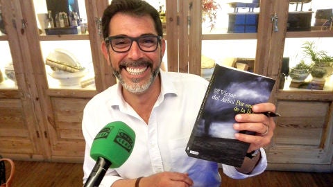 V&iacute;ctor del &Aacute;rbol con su libro 'Por encima de la lluvia'