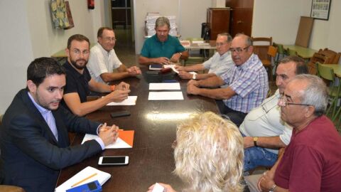 Los concejales de C's Elche, David Caballero y Juan Antonio Sempere, con miembros de ASAJA