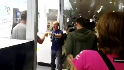 Manifestantes en Sants entregan panfletos en las tiendas y les piden que cierren por la huelga Manifestantes en Sants entregan panfletos en las tiendas y les piden que cierren por la huelga