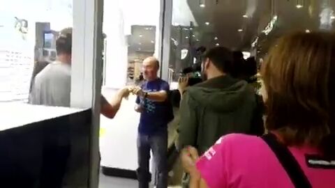 Manifestantes en Sants entregan panfletos en las tiendas y les piden que cierren por la huelga