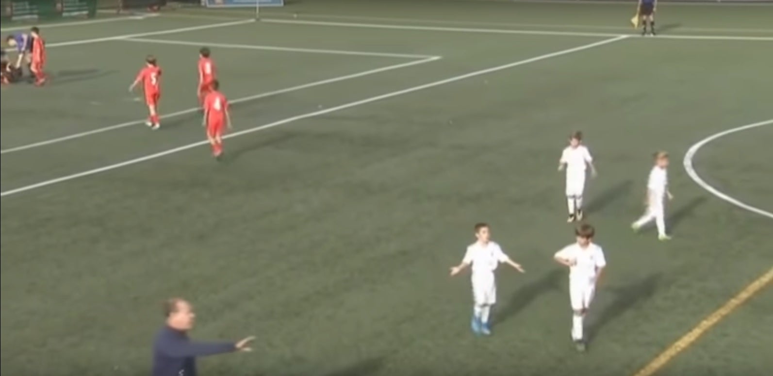 El gesto de deportividad de los niños benjamines del Real Madrid en pleno partido que se ha hecho viral El gesto de deportividad de los niños benjamines del Real Madrid en pleno partido que se ha hecho viral