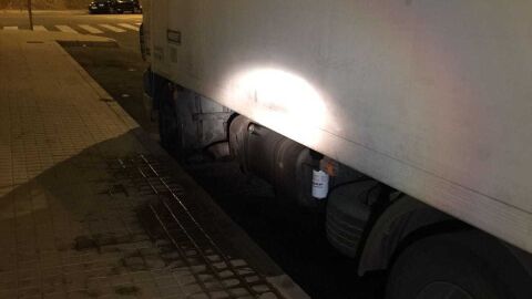 Dep&oacute;sito de combistible del cami&oacute;n forzado