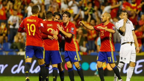 Los jugadores de Espa&ntilde;a celebran uno de los goles contra Albania