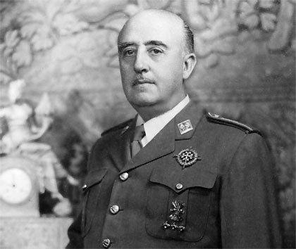 Las preguntas de Amón: "Españoles, Franco ha vuelto. ¿Van a desenterrar al caudillo otra vez?" Las preguntas de Amón: "Españoles, Franco ha vuelto. ¿Van a desenterrar al caudillo otra vez?"