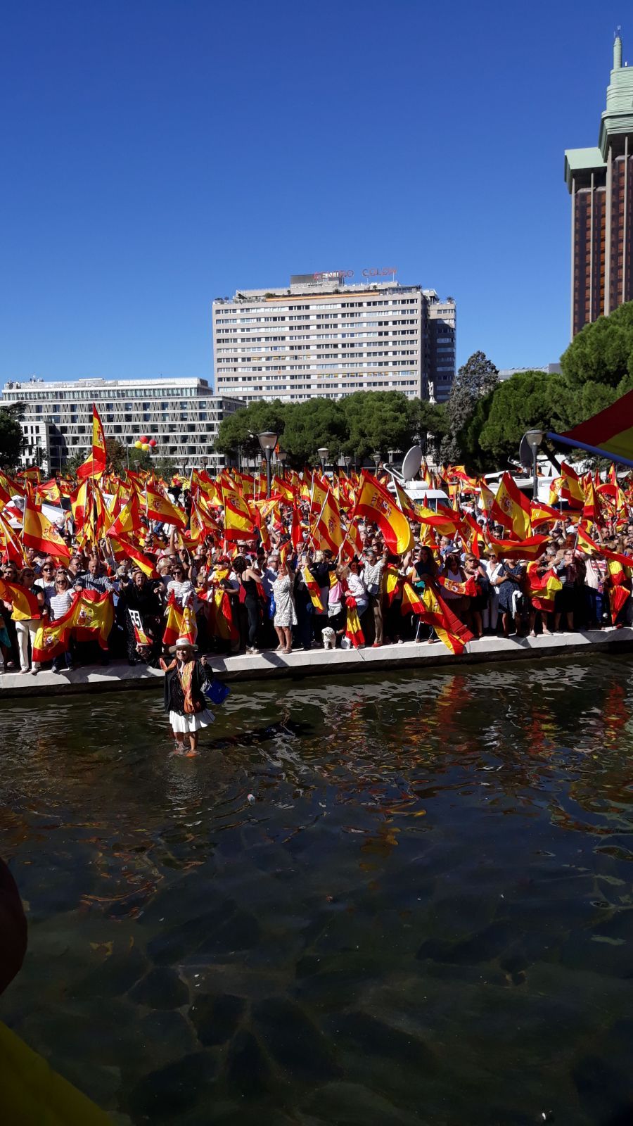 Miles de personas toman la Plaza de Colón para defender la unidad de España Miles de personas toman la Plaza de Colón para defender la unidad de España