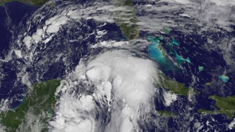 Nate se fortalece y pasa a hurac&aacute;n de categor&iacute;a 1 en el Golfo de M&eacute;xico 