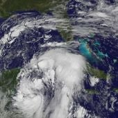 Nate se fortalece y pasa a huracán de categoría 1 en el Golfo de México