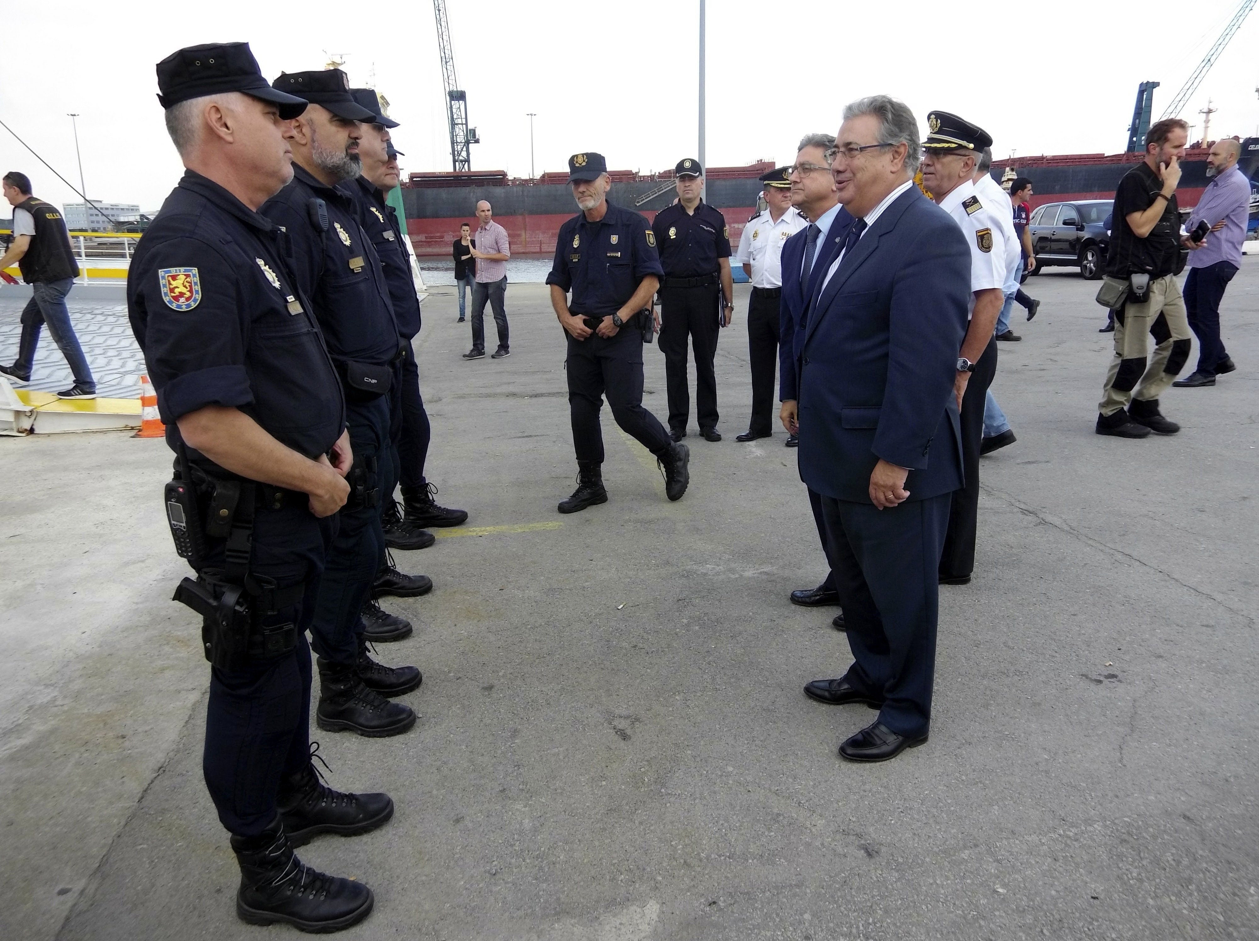 Zoido visita a policías y guardias civiles movilizados en Cataluña por el desafío independentista Zoido visita a policías y guardias civiles movilizados en Cataluña por el desafío independentista