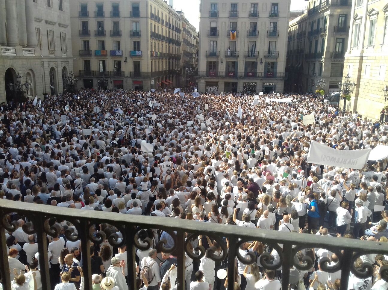 La iniciativa ciudadana '¿Hablamos?' convoca manifestaciones este sábado ante los ayuntamientos a favor del diálogo La iniciativa ciudadana '¿Hablamos?' convoca manifestaciones este sábado ante los ayuntamientos a favor del diálogo