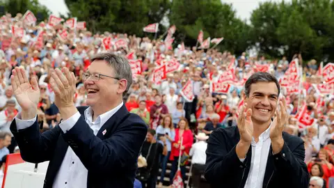 El secretario general del PSOE, Pedro Sánchez, y el del PSPV, Ximo Puig, saludan a los militantes El secretario general del PSOE, Pedro Sánchez, y el del PSPV, Ximo Puig, saludan a los militantes