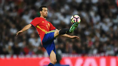 Busquets controla un balón Busquets controla un balón