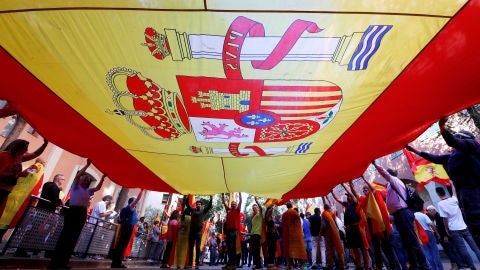 Una bandera espa&ntilde;ola se extiende por las calles de Barcelona
