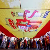Una bandera española se extiende por las calles de Barcelona