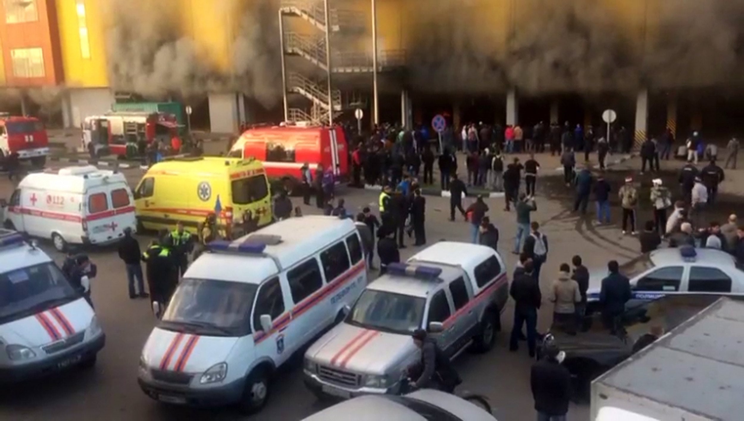 Evacúan a miles de personas por un incendio en un centro comercial cerca de Moscú Evacúan a miles de personas por un incendio en un centro comercial cerca de Moscú