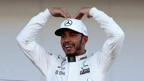 Lewis Hamilton celebra una victoria Lewis Hamilton celebra una victoria