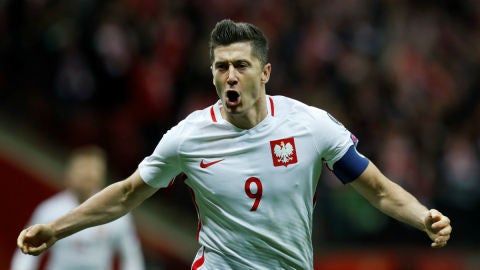 Lewandowski celebra un gol con Polonia