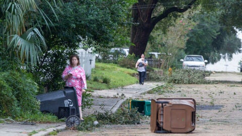 Los residentes de Biloxi se aventuran justo despu&eacute;s del amanecer para examinar el da&ntilde;o despu&eacute;s de que el ojo del hurac&aacute;n Nate